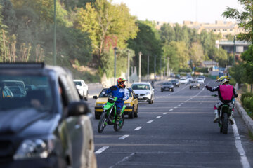 Courses de moto dans les rues de Téhéran 