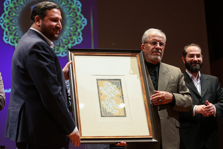 تقدیر استاندار کرمانشاه از سیدجلالالدین محمدیان خالق آثار شیرین شیرین و مردان خدا