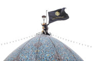 Cambio de bandera en la cúpula del mausoleo de Hazrat Shah Cheraq