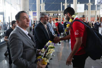 Equipo de voleibol juvenil iraní recibido en el aeropuerto Imam Jomeini
