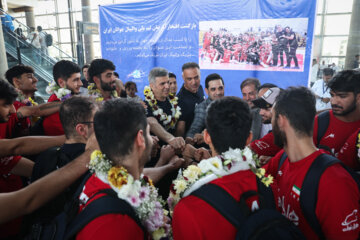 Equipo de voleibol juvenil iraní recibido en el aeropuerto Imam Jomeini
