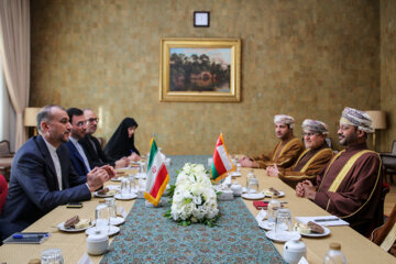 Le ministre iranien des Affaires étrangères accueille son homologue omanais à Téhéran