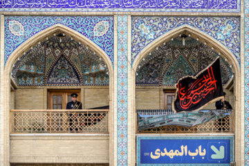 Ceremonia de cambio de bandera en la cúpula del mausoleo de Hazrat Shahcheraq