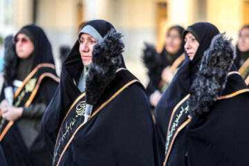 Ceremonia de cambio de bandera en la cúpula del mausoleo de Hazrat Shahcheraq