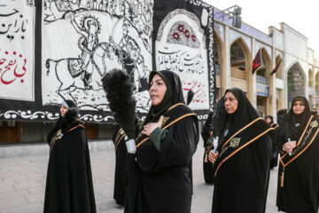 Ceremonia de cambio de bandera en la cúpula del mausoleo de Hazrat Shahcheraq