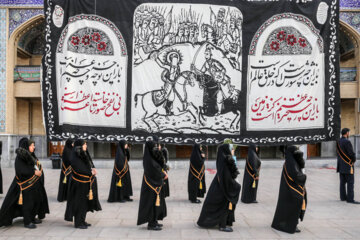 Ceremonia de cambio de bandera en la cúpula del mausoleo de Hazrat Shahcheraq