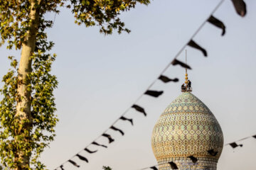 Ceremonia de cambio de bandera en la cúpula del mausoleo de Hazrat Shahcheraq