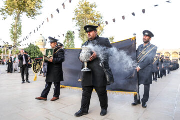 Ceremonia de cambio de bandera en la cúpula del mausoleo de Hazrat Shahcheraq