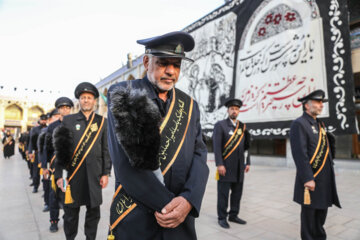 Ceremonia de cambio de bandera en la cúpula del mausoleo de Hazrat Shahcheraq