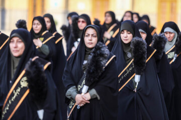 Ceremonia de cambio de bandera en la cúpula del mausoleo de Hazrat Shahcheraq