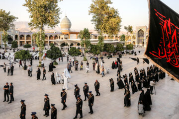 Ceremonia de cambio de bandera en la cúpula del mausoleo de Hazrat Shahcheraq