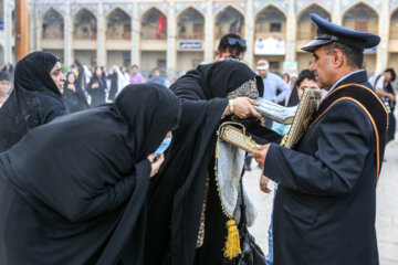 Ceremonia de cambio de bandera en la cúpula del mausoleo de Hazrat Shahcheraq