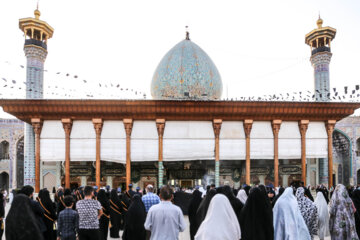 Ceremonia de cambio de bandera en la cúpula del mausoleo de Hazrat Shahcheraq