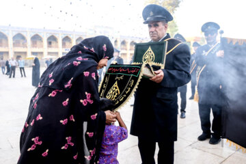 Ceremonia de cambio de bandera en la cúpula del mausoleo de Hazrat Shahcheraq