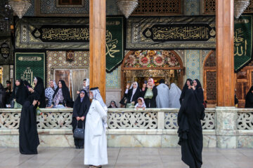 Ceremonia de cambio de bandera en la cúpula del mausoleo de Hazrat Shahcheraq