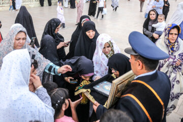 Ceremonia de cambio de bandera en la cúpula del mausoleo de Hazrat Shahcheraq