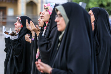 Ceremonia de cambio de bandera en la cúpula del mausoleo de Hazrat Shahcheraq