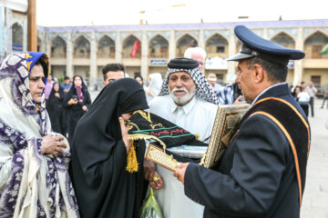 Ceremonia de cambio de bandera en la cúpula del mausoleo de Hazrat Shahcheraq