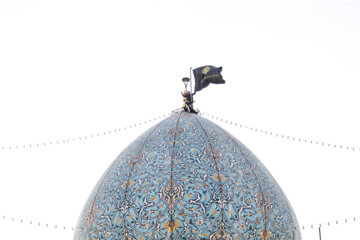 Ceremonia de cambio de bandera en la cúpula del mausoleo de Hazrat Shahcheraq