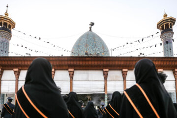 Ceremonia de cambio de bandera en la cúpula del mausoleo de Hazrat Shahcheraq