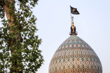 Ceremonia de cambio de bandera en la cúpula del mausoleo de Hazrat Shahcheraq