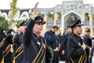 Ceremonia de cambio de bandera en la cúpula del mausoleo de Hazrat Shahcheraq