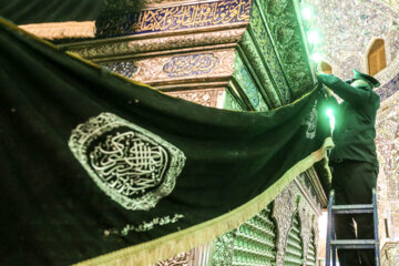 Ceremonia de cambio de bandera en la cúpula del mausoleo de Hazrat Shahcheraq