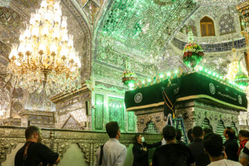 Ceremonia de cambio de bandera en la cúpula del mausoleo de Hazrat Shahcheraq