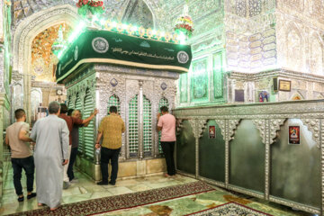 Ceremonia de cambio de bandera en la cúpula del mausoleo de Hazrat Shahcheraq