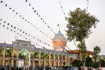 Ceremonia de cambio de bandera en la cúpula del mausoleo de Hazrat Shahcheraq