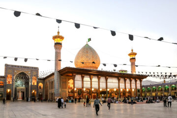 Ceremonia de cambio de bandera en la cúpula del mausoleo de Hazrat Shahcheraq