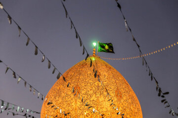 Ceremonia de cambio de bandera en la cúpula del mausoleo de Hazrat Shahcheraq