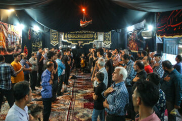 Avec l'avènement du mois sacré de Muharram ; les villes iraniennes sont couvertes de noir