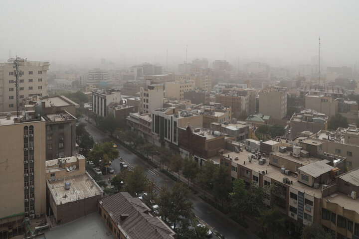 وزش باد شدید در پایتخت/مردم از تردد در فضای باز خودداری کنند