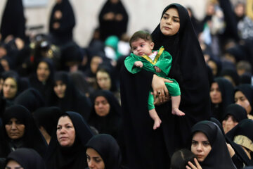 Des mères et des enfants iraniens se joignent aux cérémonies de deuil de Muharram