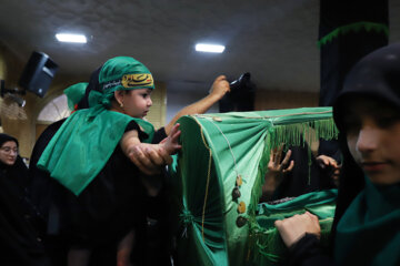 Des mères et des enfants iraniens se joignent aux cérémonies de deuil de Muharram