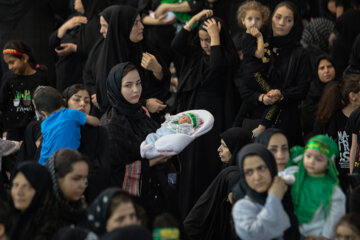 Des mères et des enfants iraniens se joignent aux cérémonies de deuil de Muharram