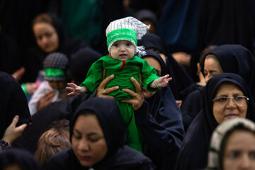 Des mères et des enfants iraniens se joignent aux cérémonies de deuil de Muharram
