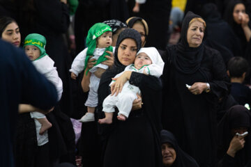 Des mères et des enfants iraniens se joignent aux cérémonies de deuil de Muharram