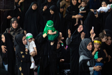 Des mères et des enfants iraniens se joignent aux cérémonies de deuil de Muharram