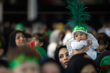 Des mères et des enfants iraniens se joignent aux cérémonies de deuil de Muharram