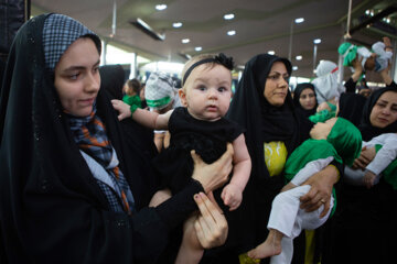 Des mères et des enfants iraniens se joignent aux cérémonies de deuil de Muharram