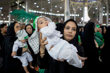 Des mères et des enfants iraniens se joignent aux cérémonies de deuil de Muharram