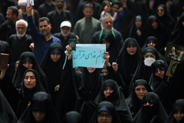  Les habitants de la ville sainte de Qom au rassemblement pour dénoncer la nouvelle profanation du Coran en Suède 