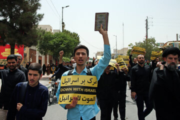  Les habitants de la ville sainte de Qom au rassemblement pour dénoncer la nouvelle profanation du Coran en Suède 