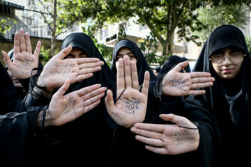 A Téhéran, les étudiants se rassemblent devant l'ambassade de Suède pour dénoncer la profanation du Coran 