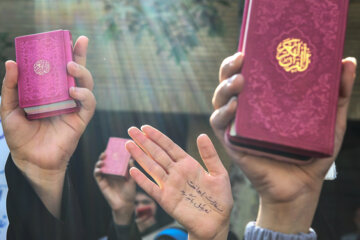 Bir grup öğrenci, İsveç'teki Kur'an-ı Kerim'e yapılan saygısızlıkları kınamak ve İsveç hükümetinin  bu eyleme cüretkar bir şekilde destek vermesini protesto etmek için  30 Temmuz 2023 Cuma günü Tahran'daki İsveç elçiliğinin önünde toplandı.