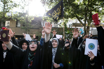 Bir grup öğrenci, İsveç'teki Kur'an-ı Kerim'e yapılan saygısızlıkları kınamak ve İsveç hükümetinin  bu eyleme cüretkar bir şekilde destek vermesini protesto etmek için  30 Temmuz 2023 Cuma günü Tahran'daki İsveç elçiliğinin önünde toplandı.