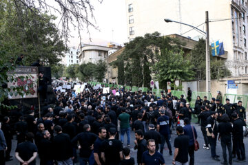 A Téhéran, les étudiants se rassemblent devant l'ambassade de Suède pour dénoncer la profanation du Coran 