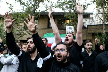 A Téhéran, les étudiants se rassemblent devant l'ambassade de Suède pour dénoncer la profanation du Coran